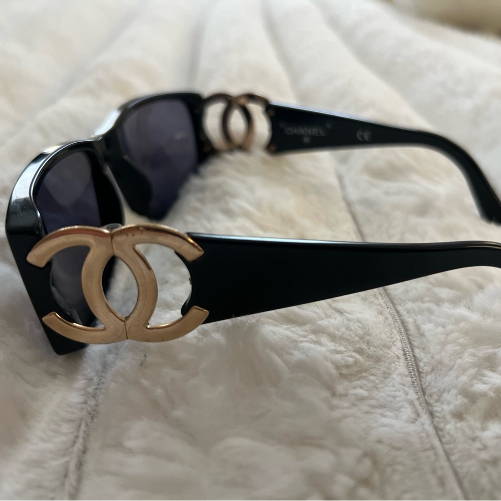 CHANEL Black Sunglasses Modern Design - Picture 3 of 13